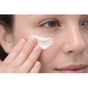 Instant anti-wrinkle treatment with CBD - ÉTERNEL CBD